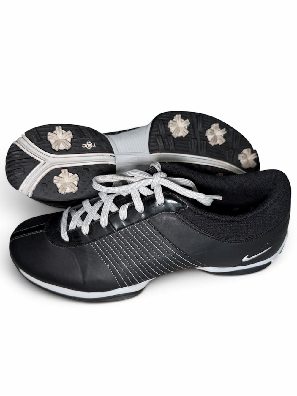 Nike Women’s Black Athletic Golf Shoes with White Laces EUC
